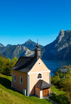 Austria, Upper Austria, Ebensee,&Ocirc;&oslash;&Omega;Kalvarienbergkirche overlooking alpine town in summer