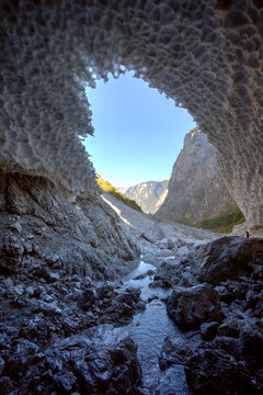 Germany, Bavaria, Berchtesgaden, Cave in&Ocirc;&oslash;&Omega;Eiskapelle&Ocirc;&oslash;&Omega;snowfield