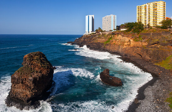 Spain, Canary Islands,&Ocirc;&oslash;&Omega;Puerto&Ocirc;&oslash;&Omega;de&Ocirc;&oslash;&Omega;la Cruz,&Ocirc;&oslash;&Omega;Mirador&Ocirc;&oslash;&Omega;Playa&Ocirc;&oslash;&Omega;Los&Ocirc;&oslash;&Omega;Roques&Ocirc;&oslash;&Omega;with hotels in background