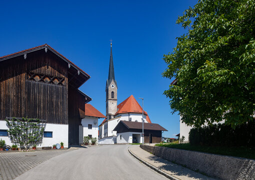 Germany, Bavaria, Saaldorf-Surheim, Road stretching in front of church in rural town