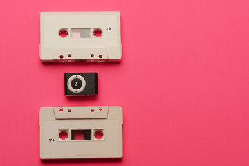 Obraz premium Música antigua. Cassettes and music players. Music generations concept. New and old music. On a pink background.