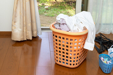 外で洗濯物を干す準備をする