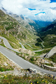 Italy, Piedmont, High angle view of long winding road in Gran&Ocirc;&oslash;&Omega;Paradiso&Ocirc;&oslash;&Omega;National Park