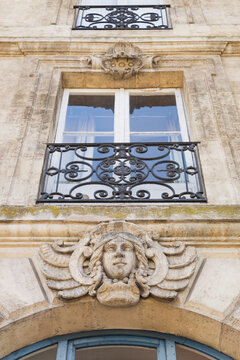 France, Gironde, Bordeaux, Low angle view of&Ocirc;&oslash;&Omega;mascaron&Ocirc;&oslash;&Omega;decorating entrance of residential building