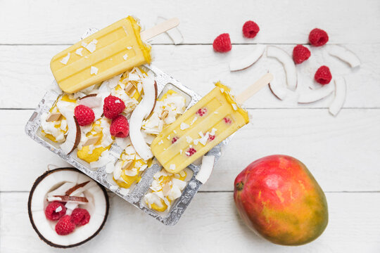 Homemade mango and raspberry&Ocirc;&oslash;&Omega;popsicles&Ocirc;&oslash;&Omega;with coconut chips