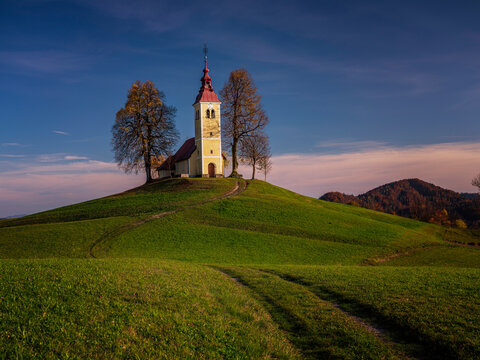 Slovenia,&Ocirc;&oslash;&Omega;Sveti&Ocirc;&oslash;&Omega;Tomaz, Saint Thomas Church at dusk