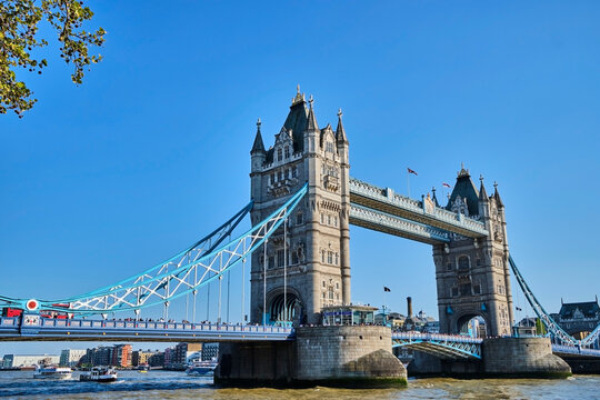 UK, London, River Thames and Tower Bridge