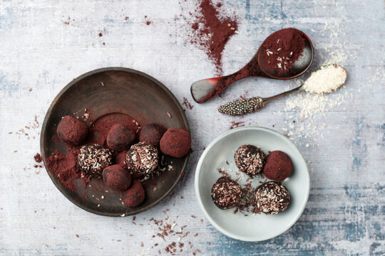 Truffle with aronia powder and cocos