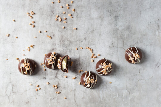Chocolate pralines with hazelnut brittle