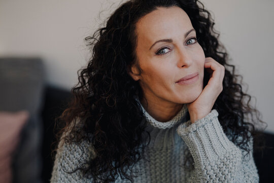 Portrait of a beatiful woman, with chin in hand