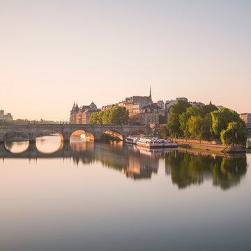 France, Ile-de-France, Paris, Ile de la Cite islet at dawn