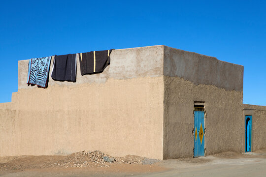 Morocco, Merzouga, Erg Chebbi, rammed earth building in oasis town Taouz