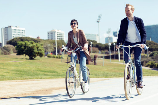 Couple with bikes in Barcelona