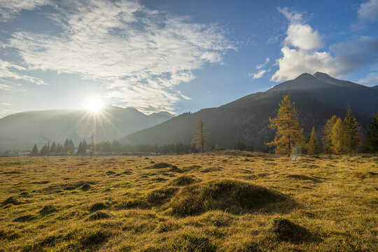 Austria, Tyrol, Ehrwald, Grassy terrain in front of&Ocirc;&oslash;&Omega;Mieming Range&Ocirc;&oslash;&Omega;at sunset