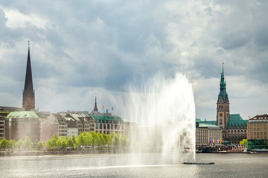 View to city hall with Inner Alster and Alster fountain in the foreground, Hamburg, Germany