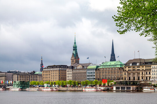 City view with city hall and St Nikolai Memorial and Inner Alster in the foreground, Hamburg, Germany