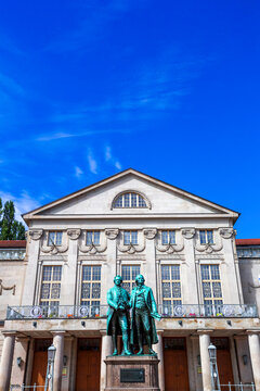 Germany, Thuringia, Weimar, Schiller and Goethe Monument in front of theatre