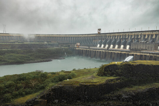 Usina Hidrel&eacute;trica de Itaipu, Foz do Igua&ccedil;u