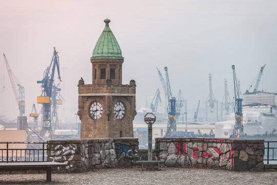 Germany, Hamburg, St Pauli Landing Stages in winter