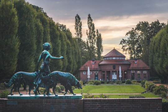 Germany, Hamburg, Diana with Dogs statue in front of drinking hall in Hamburg Stadtpark