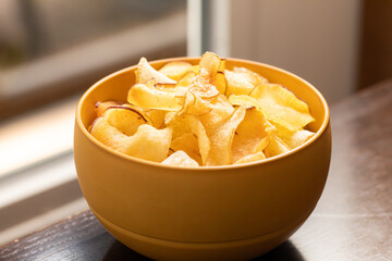 器に入ったさつまいもチップス
秋の味覚
さつまいものおやつ