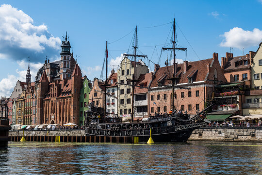 Poland, Gdansk, Hanseatic League houses and historic sailship on the Motlawa river
