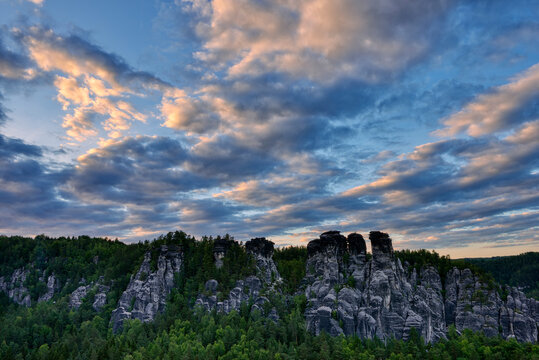 Germany, Saxony, Elbe Sandstone Mountains, view from the Bastei to the rock formation Kleine Gans at twiligh