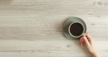 woman holding a coffee cup. コーヒーカップを持つ女性