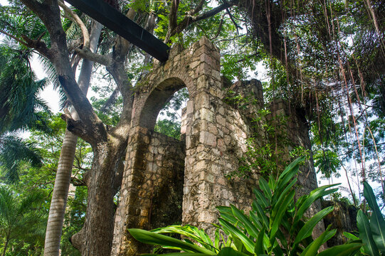 Jamaica, Montego Bay, Old sugar mill waterwheel
