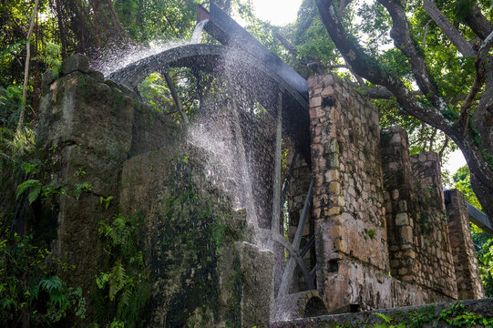 Jamaica, Montego Bay, Old sugar mill waterwheel