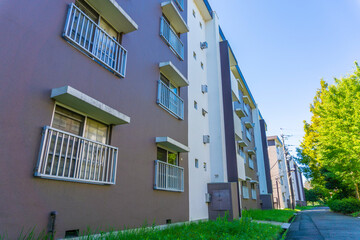 昭和に建てられた古い団地のある風景写真_c_17