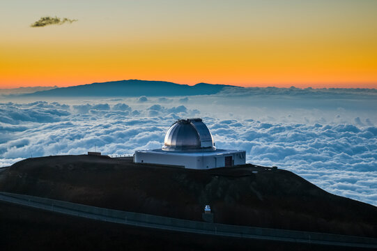USA, Hawaii, Big Island, observatory on Mauna Kea volcano at sunset
