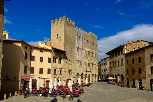Italy, Tuscany, Massa Marittima, Piazza Garibaldi with Palazzo Comunale and Palazzo dei Conti di Biserno