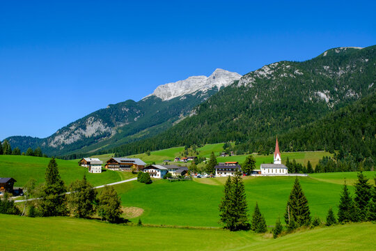 Austria, Tyrol, Steinberg am Rofan, Countryside village with Guffert in background