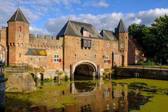 Netherlands, Utrecht, Amersfoort, Eem river and Koppelpoort medieval gate