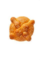Pan de Muerto, pan del día de muertos en México sobre fondo blanco.