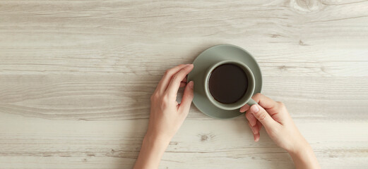 woman holding a coffee cup. コーヒーカップを持つ女性
