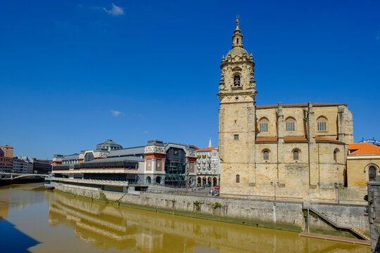 Spain, Biscay, Bilbao, Nervion river canal and Church of Saint Anthony the Great