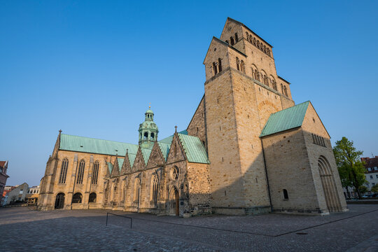 Germany, Lower Saxony, Hildesheim, Side view of Hildesheim Cathedral