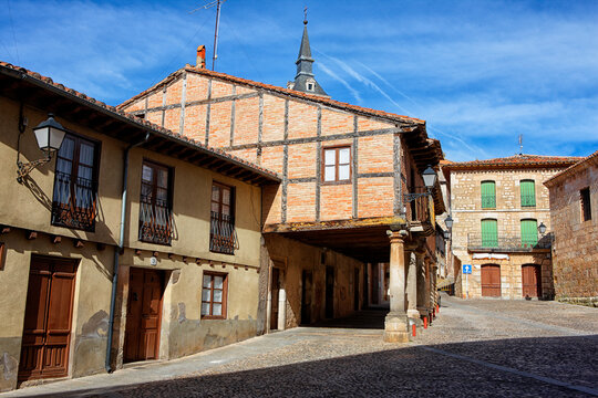 Spain, Province of Burgos, Lerma, Old houses along empty cobblestone town street