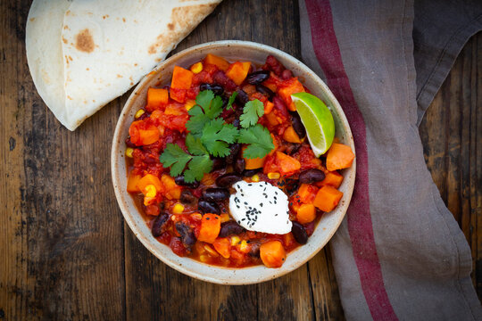Bowl of Chili sin Carne and flat bread