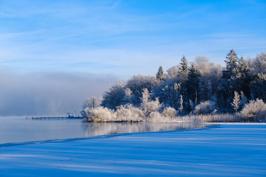 Germany, Bavaria, Upper Bavaria, Fuenfseenland, St. Heinrich near Muensing, Lake Starnberg and morning fog