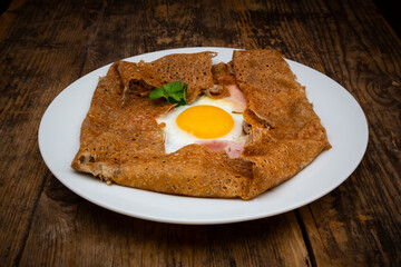 Galette complete, Breton buckwheat pancake with egg, cheese und ham, glutenfree