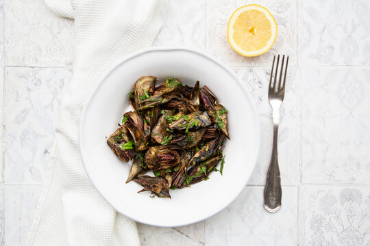 Italian artichoke with olive oil, parsley and lemon juice, from above