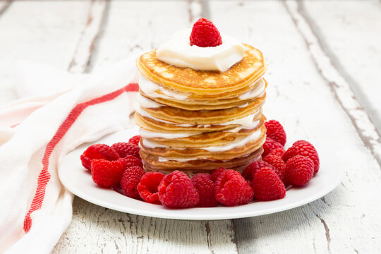 Low-carbohydrate pancakes with yogurt and raspberries