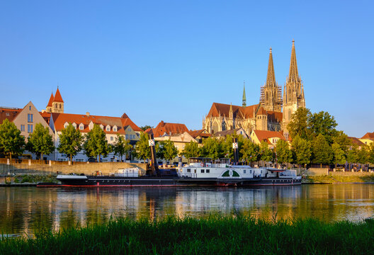 Germany, Bavaria, Regensburg, Ruthof-Ersekcsanad steamer moored on Danube river with Regensburg Cathedral in background