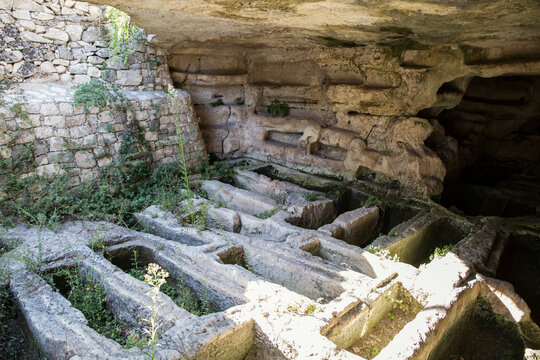 Italy, Sicily, Province of Ragusa, Parco Archeologico Forza, Cava d`Ispica, Grotta della Larderia, rock-cut tombs