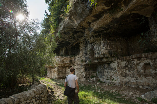 Italy, Sicily, Province of Ragusa, Parco Archeologico Forza, Cava d`Ispica, hiker