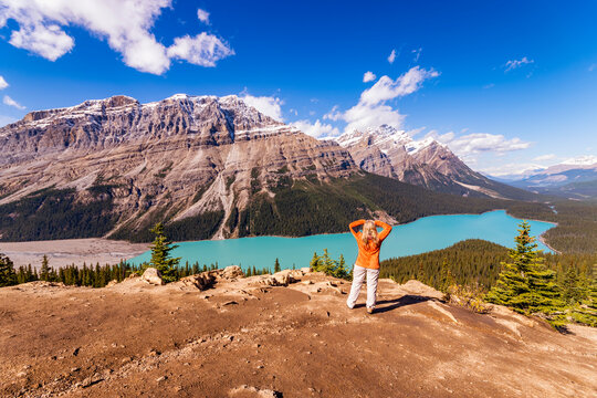 Canada, Alberta, Banff National Park, Peyto Lake, Bow Summit, female hiker enjoying view