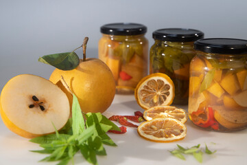  Nashi-Birne, Pyrus pyrifolia, im Glas eingelegt